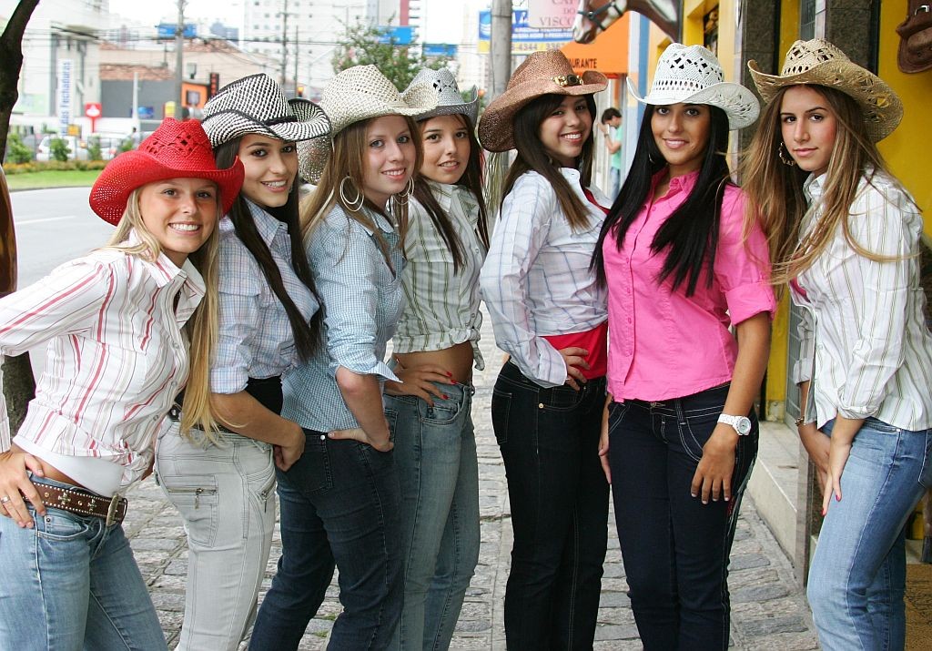 Além do modismo: as baladas sertanejas fazem parte da vida de Flávia Mercer (a de rosa) e de suas amigas