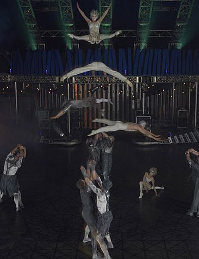 Quinze artistas realizam seqüências acrobáticas e formam pirâmides humanas em ação sincronizada | 