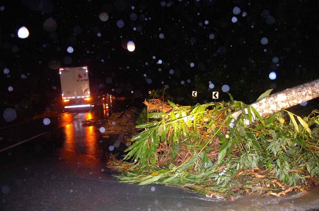 A BR-101 ficou parcialmente interditada em Camboriú até a manhã de ontem, por causa de um deslizamento de terra | Flávio Neves