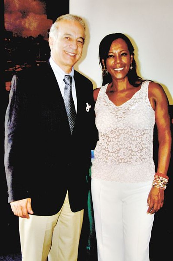 Lideranças admiráveis: o médico Karam Abou Saab, à frente do Projeto Maternidade e Paternidade Responsável e a mestra Conceição Barindelli, idealizadora e mantenedora do Projeto Educar para a Paz  Angélica pelo CCI-PR/SC. Linha de frente do 