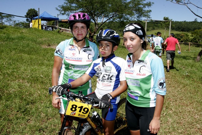 Família Cavaleiro seguiu o exemplo do patriarca Paulo. Na foto: Lucinete (E), mãe, Júnior (centro) e Letícia | 