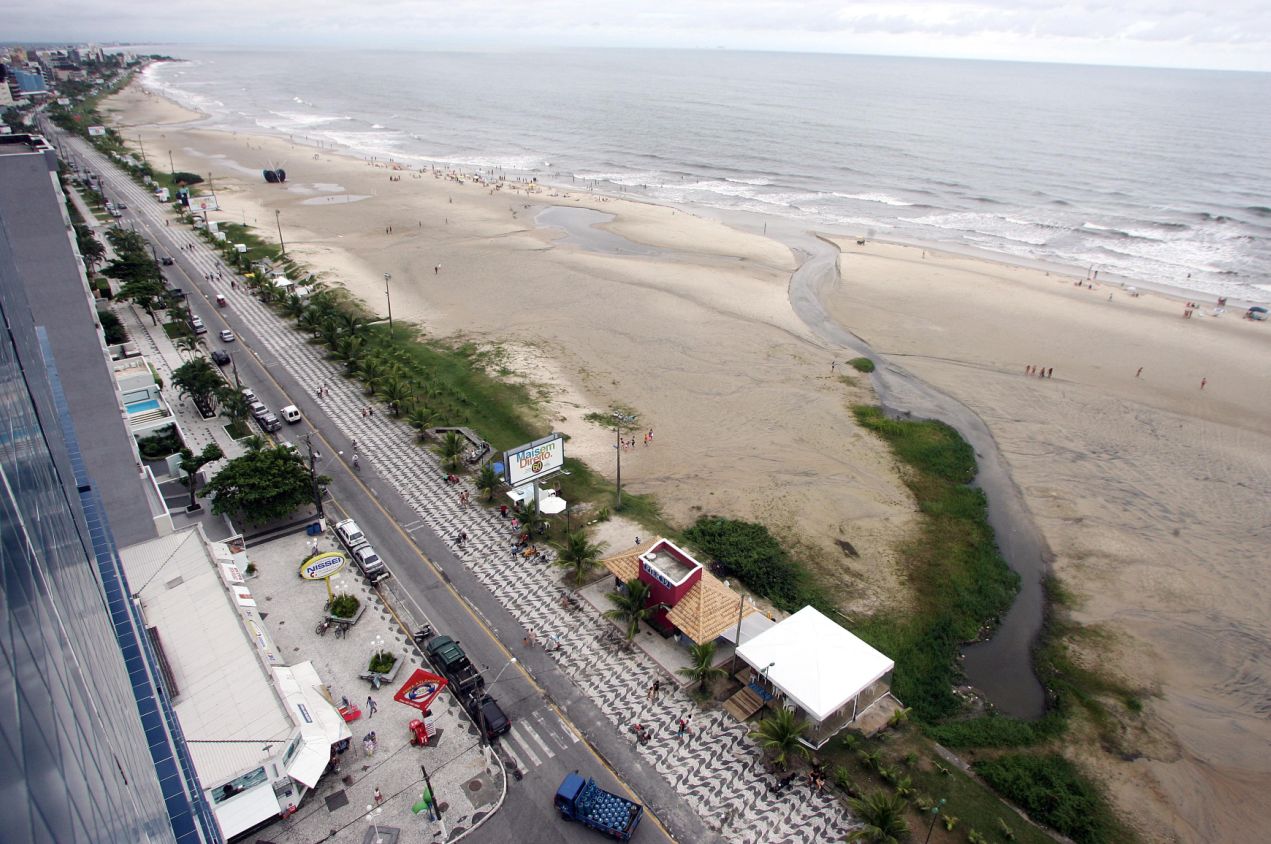 Vista do mar de Caiobá durante a temporada: falta de ligações de esgoto e bueiros entupidos fazem com que água contaminada por bactérias sejam levadas para o oceano | Valterci Santos/Gazeta do Povo