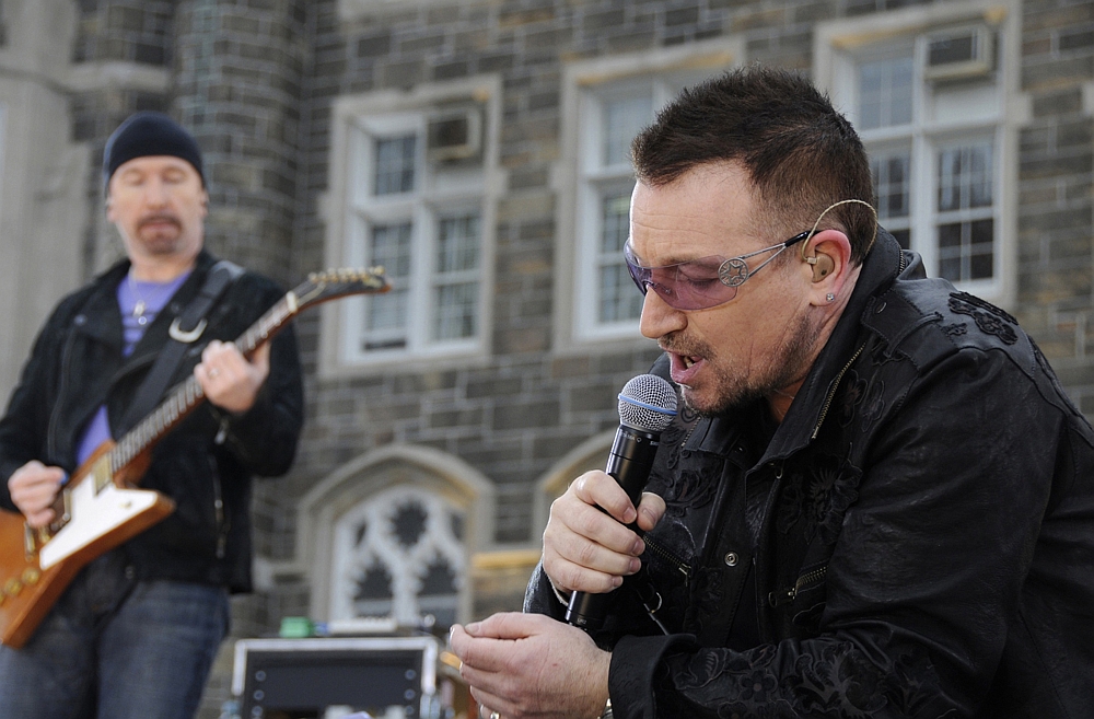 Bono (à dir.) e The Edge, do U2, durante apresentação no programa americano "Good Morning America" | Reuters/Ida Mae Astute
