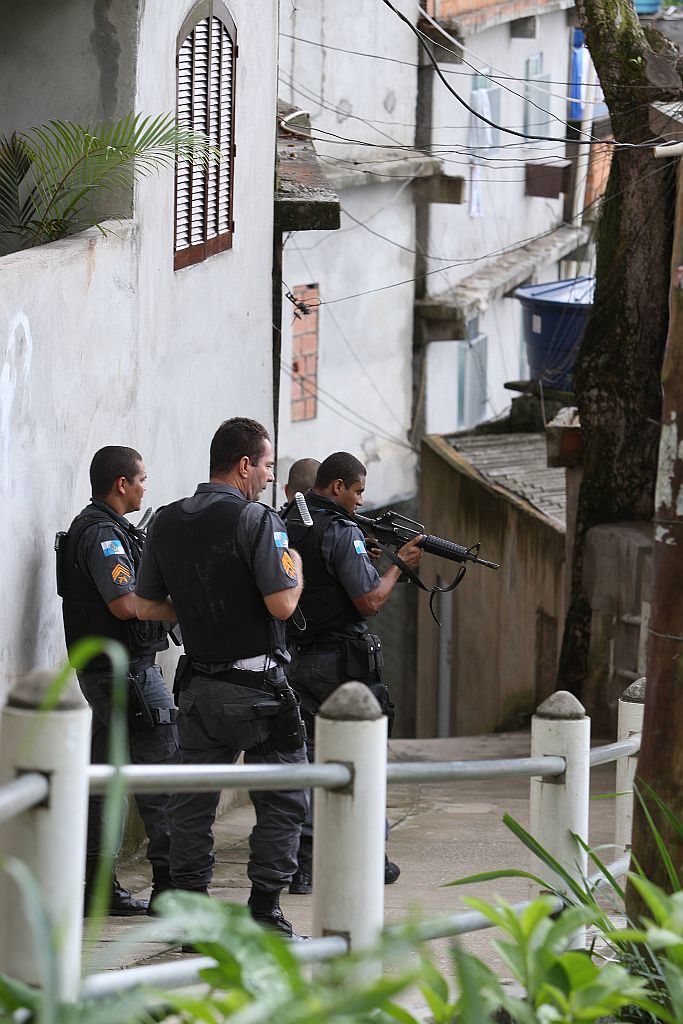 Policiais ocupam as ruas da favela da Ladeira dos Tabajaras, no Rio | Vanderlei Almeida/AFP
