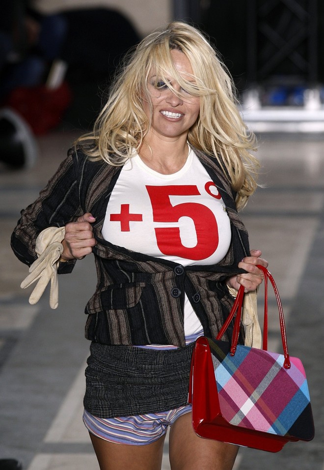 Pamela Anderson no desfile de Vivienne Westwood |