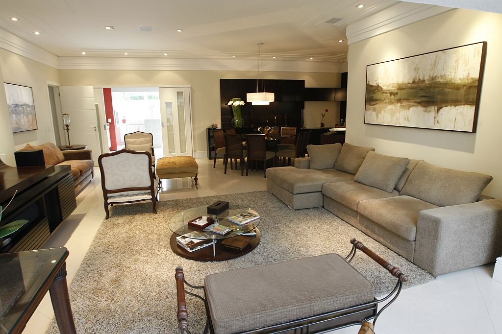 A decoração da sala é em tons de areia e a madeira dos móveis em ipê tingido | Antônio Costa/Gazeta do Povo