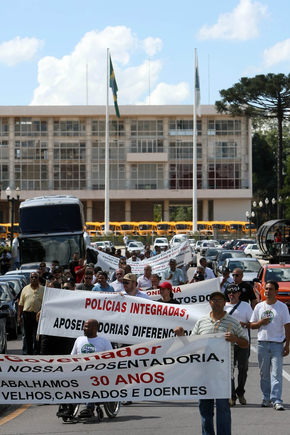 Manifestação de policiais nesta tarde no Centro Cívico, em Curitiba, pediu melhorias para a categoria | Hedeson Alves / Gazeta do Povo