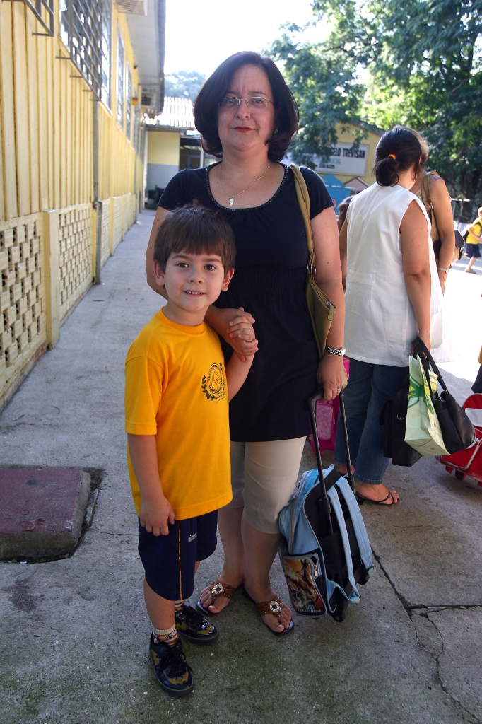 Ceres com o filho Ricardo: segurança deficiente fez mãe mudar o filho de escola | Hedeson Alves/Gazeta do Povo