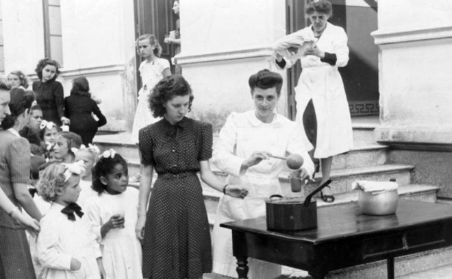Lanche distribuído para alunas do Grupo 19 de Dezembro, na década de 1940 |