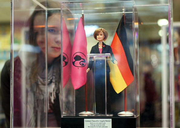 A boneca é observada por uma adolescente em uma loja em Hamburgo, na Alemanha | Reuters