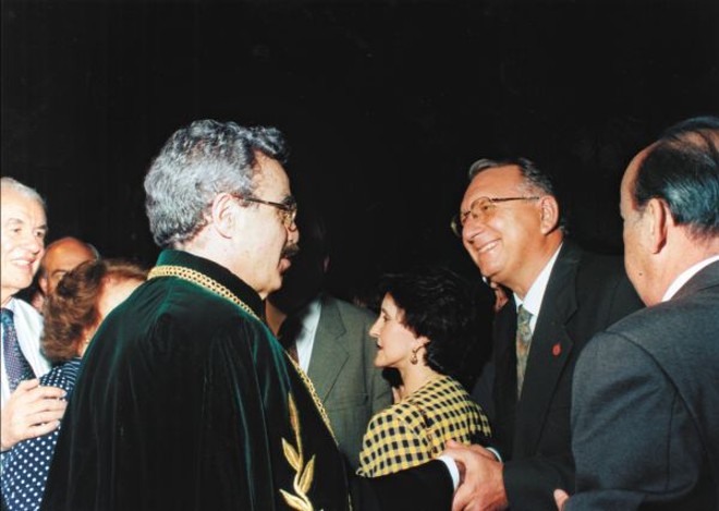 O acadêmico Cunha Pereira cumprimentado por ocasião de sua posse pelo reitor da PUCPR, Clemente Juliatto | 