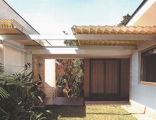 Cobertura Colorado, da Zetaflex, em alumínio. Suas lâminas podem ser movimentadas. | 