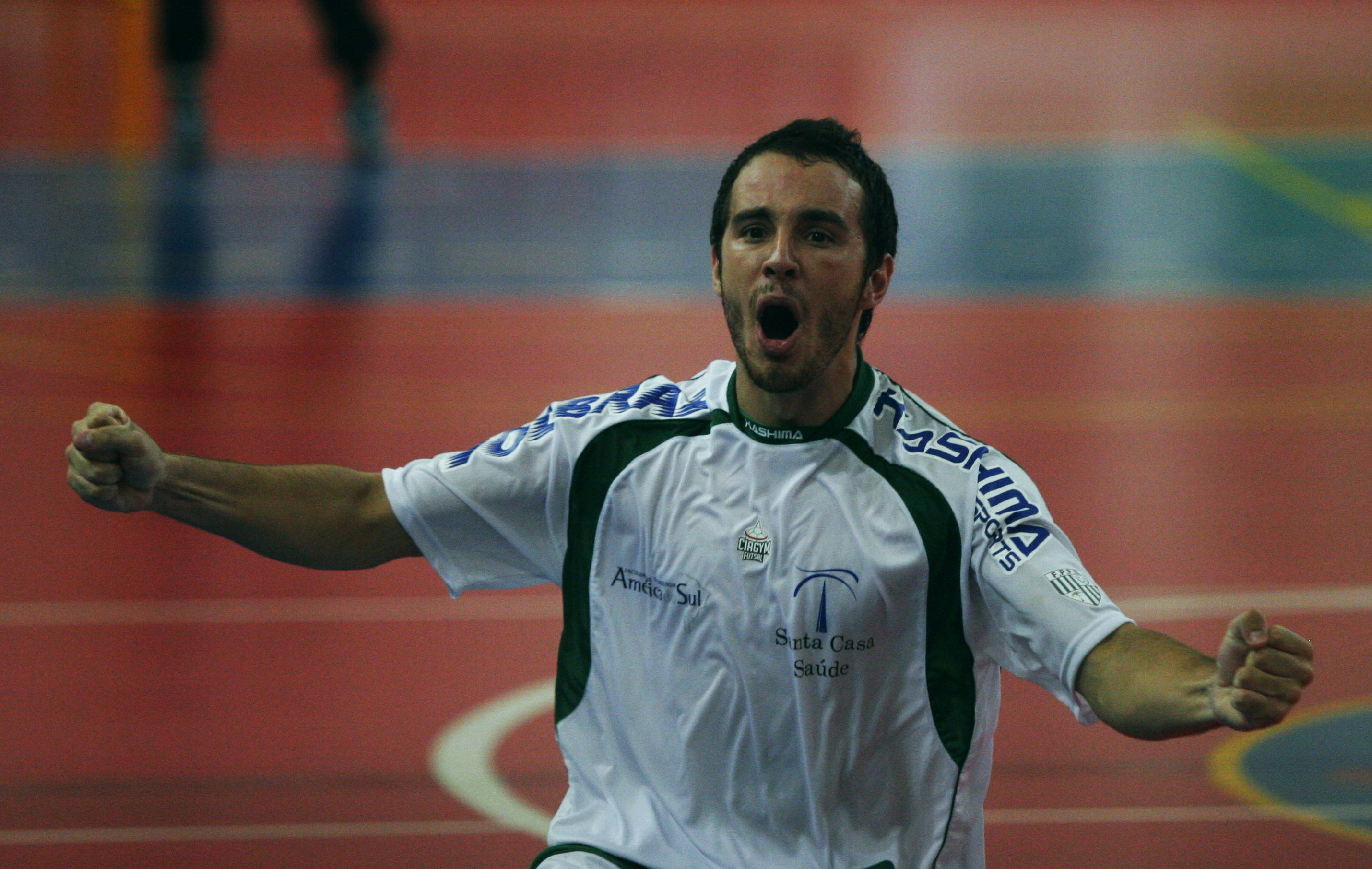 Bolinha vibra com o gol de empate diante do Foz | Ivan Amorim/Gazeta do Povo