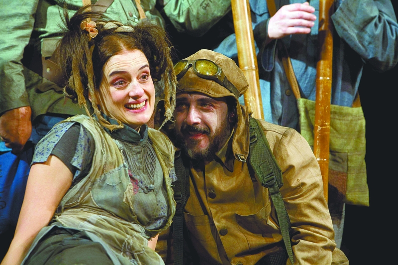 Medeiros (à dir.) trabalhou com o Teatro da Vertigem e a Sutil Companhia, e contracenou com Denise na minissérie Queridos Amigos | Divulgação