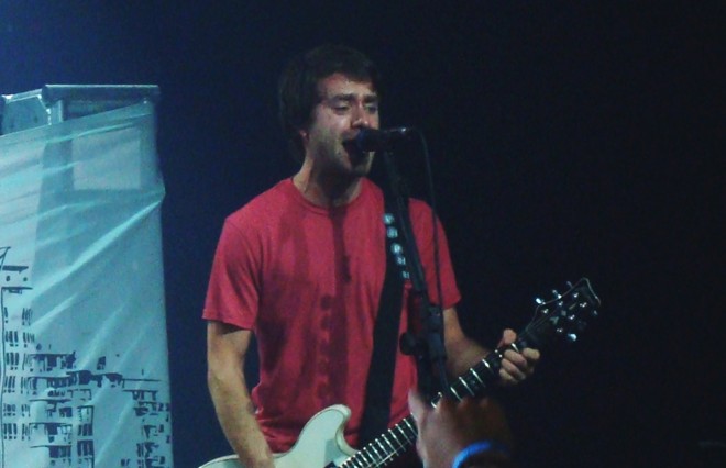 Membros foram de um lado a outro, com seus instrumentos, em uma apresentação dinâmica |