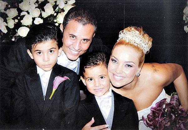 Casamento elegante - Elidia Raphaella de Quadros e Luiz Henrique Santos Pinho, após cerimônia na Igreja Messiânica, recepcionaram no Graciosa Country Club que, desde a entrada, decorado com arranjos de rosas e orquídeas brancas, estava mais bonito ainda. A bonita e elegante noiva é filha de Rosangela Mara e Sergio Augusto de Quadros. Luiz Henrique é filho dos amigos Regina Maria e Rubens Pinho. (Foto-filmagem de IKO Eventos) |