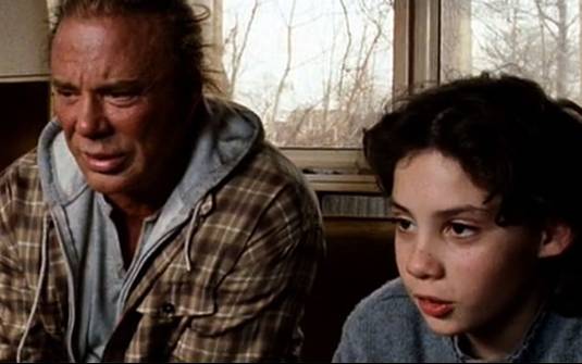 Mickey Rourke e John D Leo disputam partida de videogame em cena de "O lutador" | Divulgação