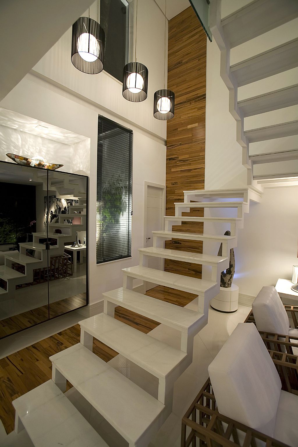 A escada sem corrimão e com revestimento de mármore branco foi criada por Luiz Maganhoto e Daniel Casagrande | Rogério Dipold/Divulgação