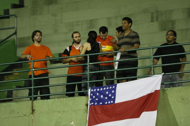 Fiel torcida do Holanda marcou presença nas arquibancadas do Couto Pereira, mas testemunhou a derrota e eliminação da equipe na Copa do Brasil |
