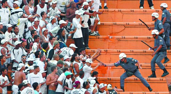 Torcida do Santos enfrenta a polícia após o jogo no Pacaembu. É o segundo clássico paulista que termina em confusão com os visitantes | Maurício Lima/AFP