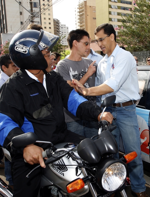 Barbosa Neto é saudado por eleitores: pedetista disputou três vezes a eleição para a prefeitura de Londrina | Roberto Custódio/Jornal de Londrina