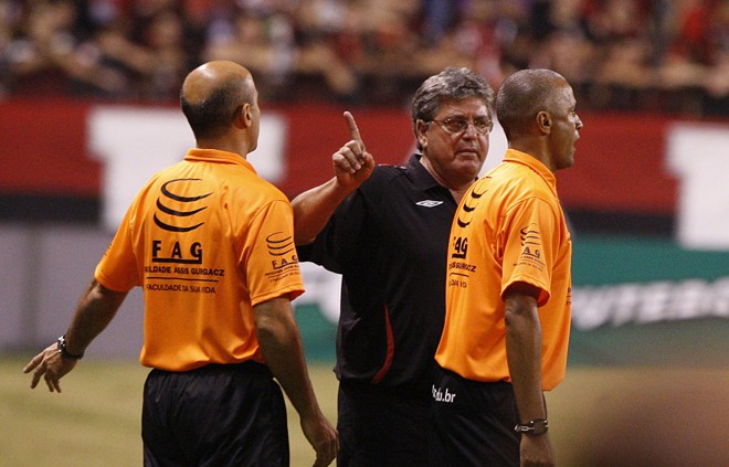 Geninho reclamou muito da marcação da arbitragem que anulou o gol de Rafael Moura |