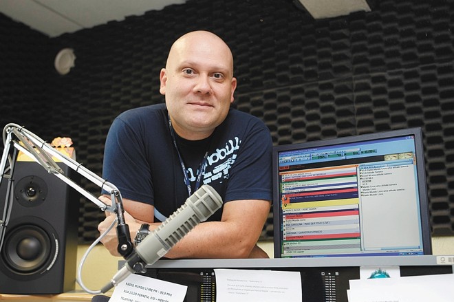 Edson Jansen nos estúdios da Mundo Livre FM: eventos fora da rádio para cativar audiência |