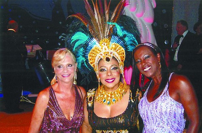 No Baile Lírico do Copacabana Palace, ponto alto do carnaval carioca em tradição e glamour, a cantora Eliana Pittman ladeada pelas curitibanas Iza Zilli e Conceição Barindelli, ambas brilhando com seus modelos lilás. O gaúcho Zeka Marquez exaltou a Ópera no decor do gala do Copa. | 