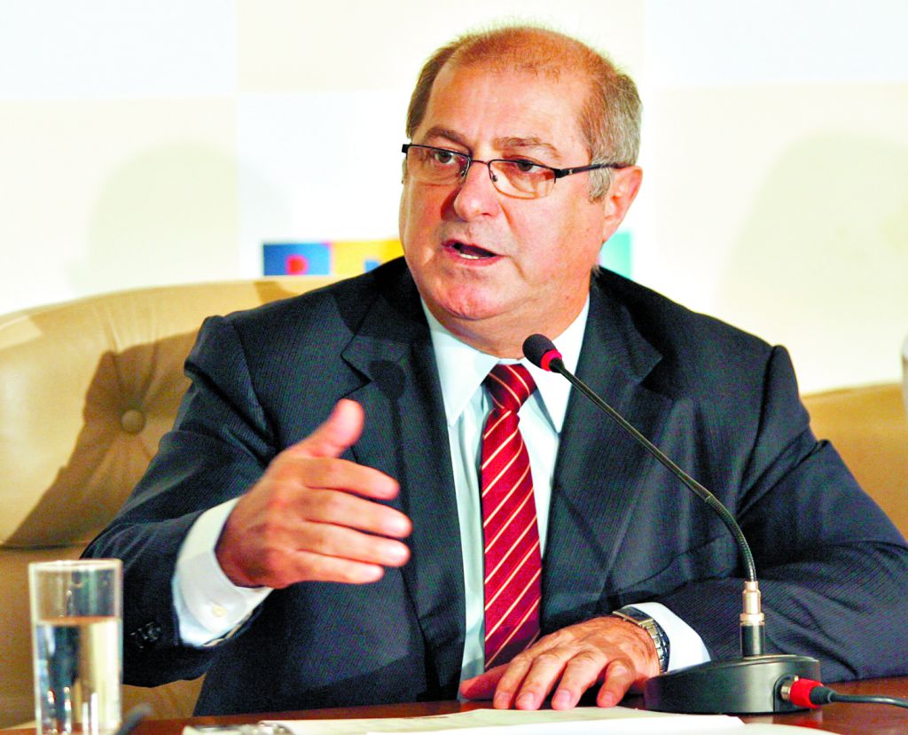 O ministro Paulo Bernardo: decisões serão revistas caso a caso | Jamil Bittar/Reuters