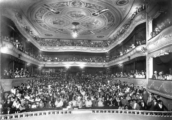 Plateia do Theatro Guayra na Rua Dr. Murici, em 1927 | 