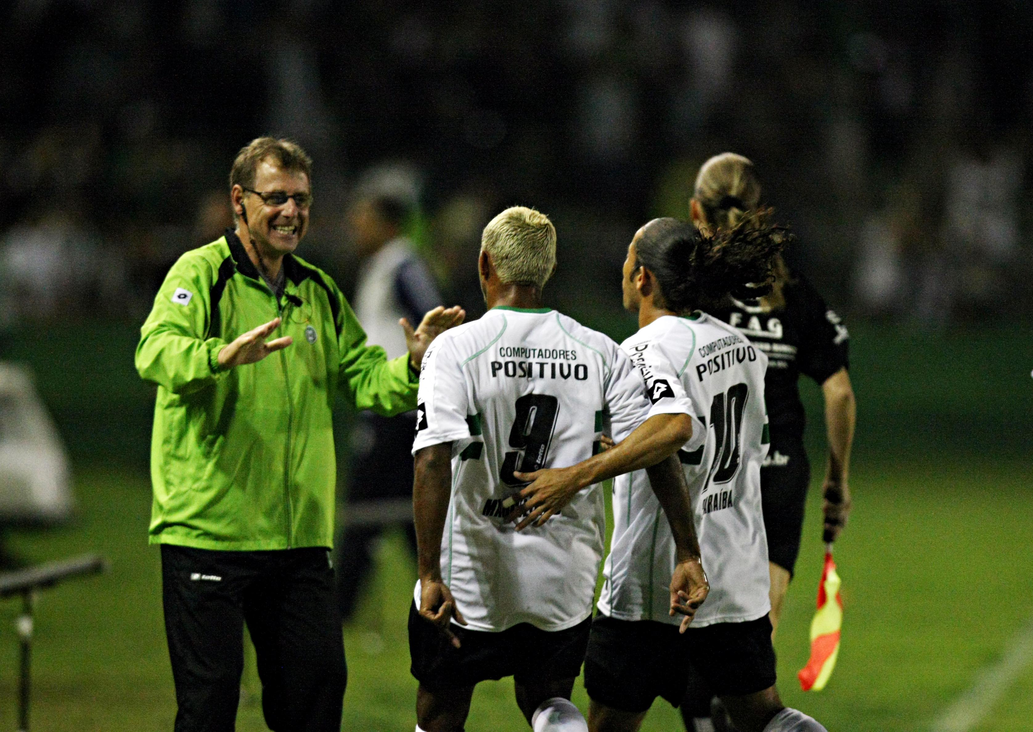 Após fazer o gol, Marcelinho Paraíba corre em direção ao treinador Ivo Wortmann para dar um abraço no comandante | Albari Rosa/Gazeta do Povo