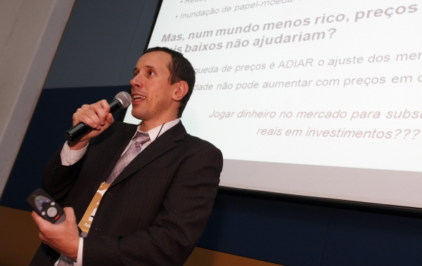 Para Denis Blum, da Bradesco Corretora, governo dos EUA está tentando apagar um incêndio com gasolina: Transferir empréstimos podres não reduz o endividamento, não acaba com a inadimplência | Rodolfo Bührer/Gazeta do Povo