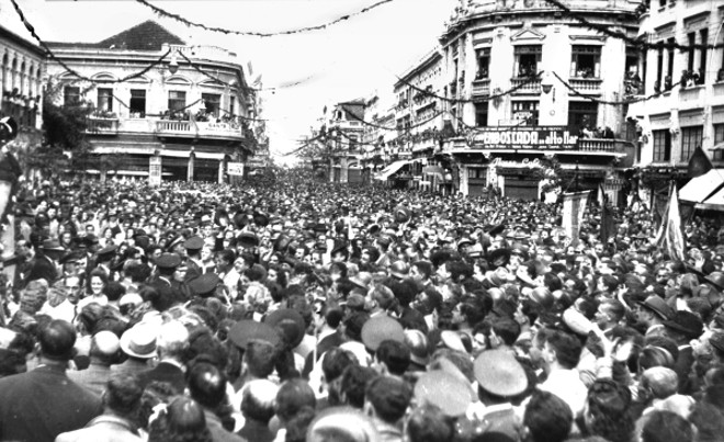 Multidão de curitibanos na Avenida e Rua XV em 1943, na visita de Getúlio Vargas | 
