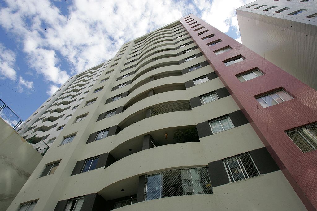 O prédio Plaza Barigui, em Curitiba, foi vistoriado em dezembro e passará por reformas que incluem consertos na fachada | Ivonaldo Alexandre/Gazeta do Povo