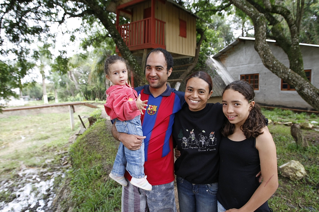 Ronaldo e Marinês com as filhas Isabella e Ariane (essa só de Marinês): recuperação, casamento e retribuição com trabalho voluntário | Fotos: Antonio Costa/Gazeta do Povo