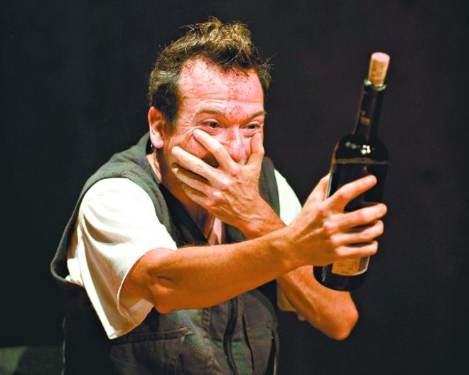 Marcelo Olinto no monólogo Bate Man, escrito e dirigido por Gerald Thomas |