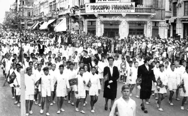 Grupo Xavier da Silva, alunos desfilando na avenida em 1943 |