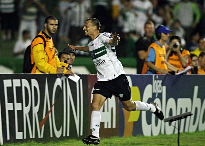 Cleiton comemora o gol que abriu o placar no Couto Pereira: zagueiro fez de cabeça seu segundo gol no campeonato |