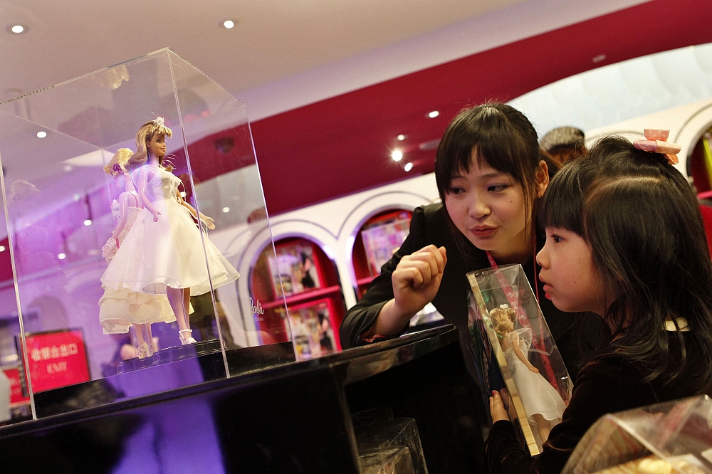 Público olha boneca na primeira loja-conceito da Barbie em Xangai | Reuters/Aly Song