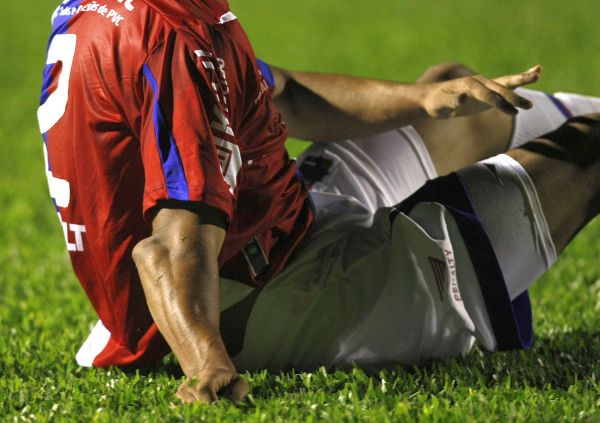 Imagem impressiona e mostra a gravidade da lesão: Murilo está fora do Campeonato Paranaense | Rodolfo Bührer / Gazeta do Povo