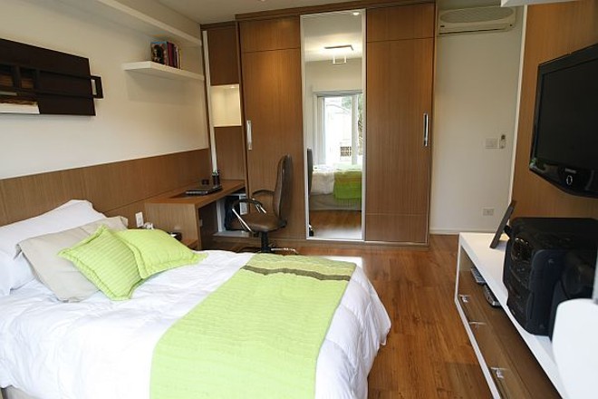 No quarto de Marcel, mobiliário em branco e tom cappuccino |