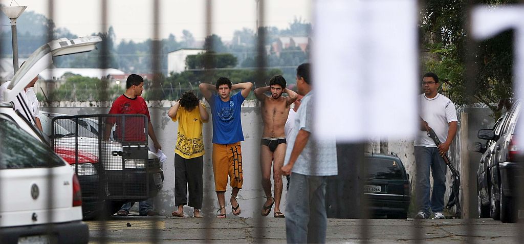 Polícia controla rebelião que destruiu todas as celas do 11º Distrito Policial, em janeiro. Levante foi causado pela superlotação | Hedeson Alves/Gazeta do Povo