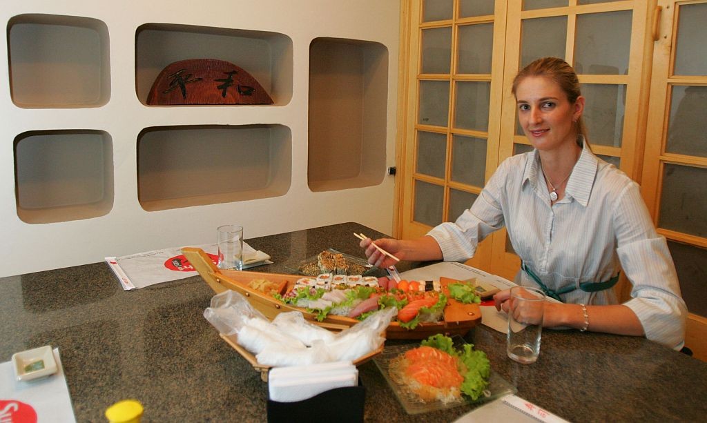 Dagmar almoça fora nos dias de semana e compra comida para comer em casa, no fim de semana