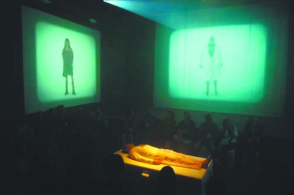 Memória Afetiva de um Amor Esquecido: parafernália audiovisual e itinerância são características fortes do espetáculo | Dalton Valério