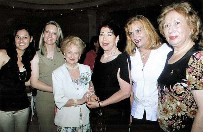 Presenças de destaque - Evelise Bueno de Souza, Vanessa Gimonski e Mariazinha Coraiola, representantes da Associação Comercial e Empresarial de Telêmaco Borba ACITEL, prestigiaram o evento em homenagem ao Dia Internacional da Mulher, promovido pela diretoria da Associação Comercial do Paraná, presidida por Avani Slomp Rodrigues e pelo Conselho da Mulher Executiva, presidido por Edda de Mello e Silva, na foto com a jornalista, Lylian Vargas e Olga Gioppo |
