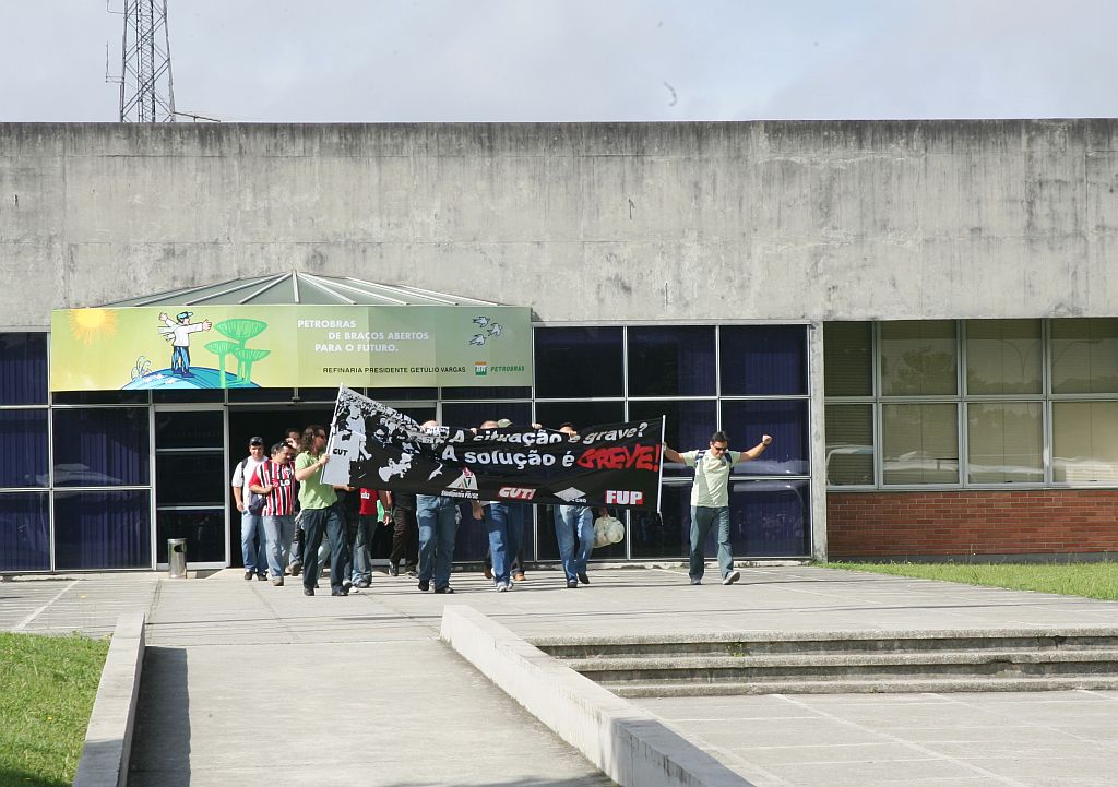 Manifestantes na Refinaria Getúlio Vargas, na região metropolitana de Curitiba: empresa descarta problemas de segurança | Aniele Nascimento/Gazeta do Povo