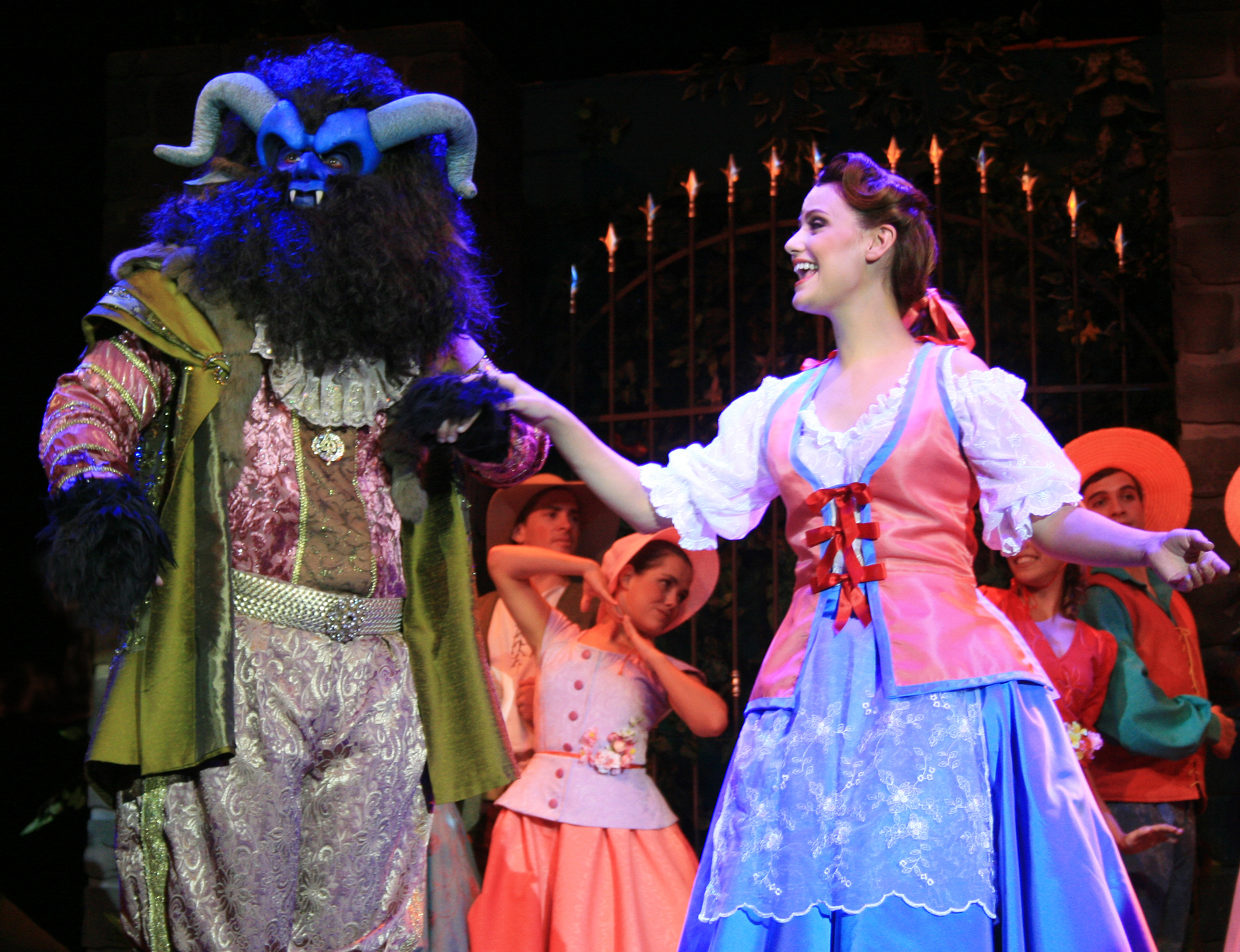 Atores em cena do musical "A Bela e a Fera", que passa por Curitiba em julho | Divulgação