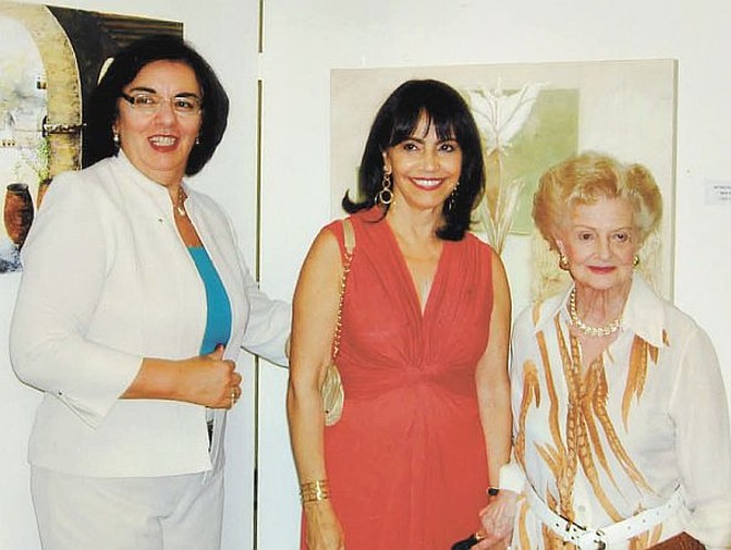 Arte e cultura - No Salão de Artes Plásticas da Câmara Municipal, evento já tradicional que valoriza a arte paranaense, entre as selecionadas estava a pintora Antônia Rocha Loures (no centro), que vem se destacando com suas belas telas. Na ocasião, a artista foi cumprimentada pela vereadora Julieta Reis e pela jornalista | 