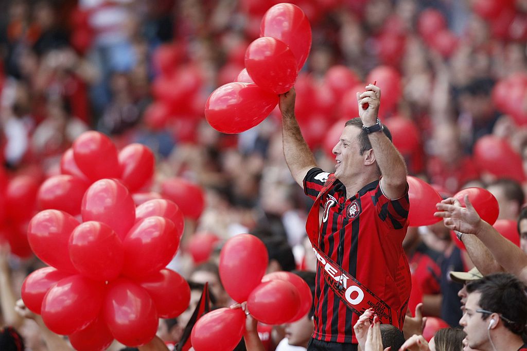 Festa adiada: torcedor atleticano terá de esperar um pouco mais para usar a faixa de campeão paranaense de 2009 | Valterci Santos/Gazeta do Povo