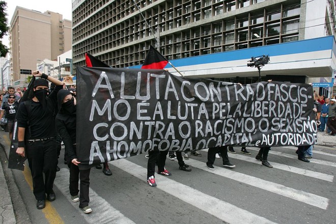 Estudantes da UFPR empunharam faixas contra a homofobia e pediram a ação da Polícia Federal para investigar grupos de skinheads | 